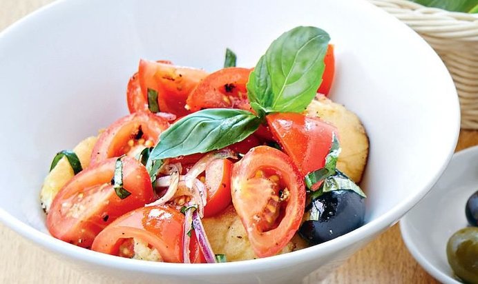 Деревенский салат из помидоров с чиабаттой