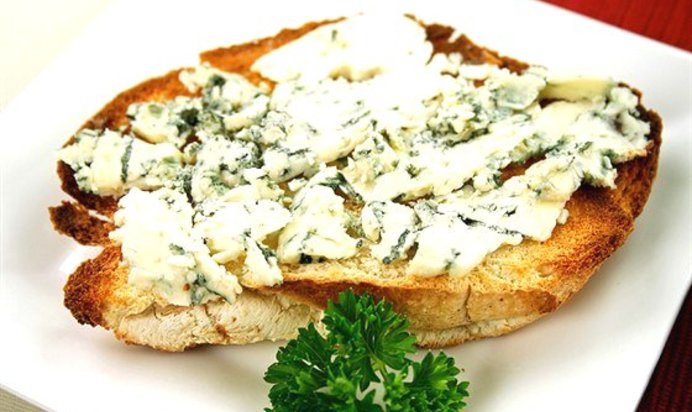 Тосты с пармезаном, голубым сыром и зеленым луком