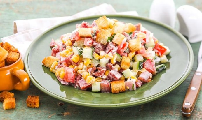 Салат с копченой колбасой