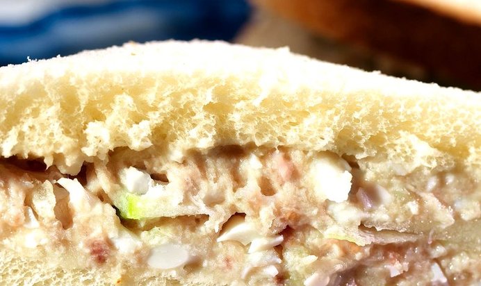 Сэндвичи на белом хлебе с форшмаком и яблоком