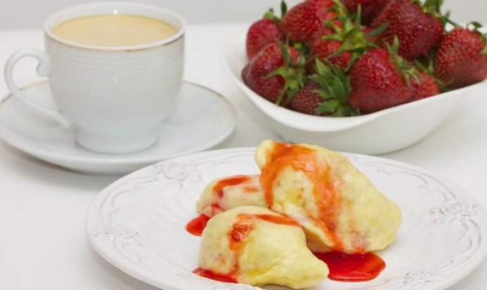 Паровые вареники с клубникой