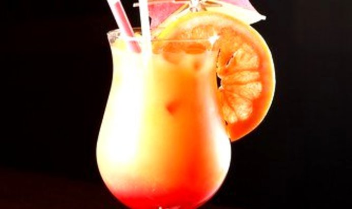 Коктейль из шампанского и красных апельсинов