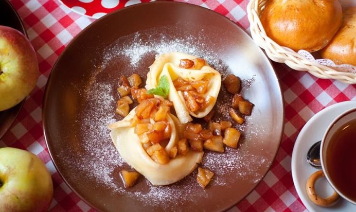 Блины с яблоками и корицей