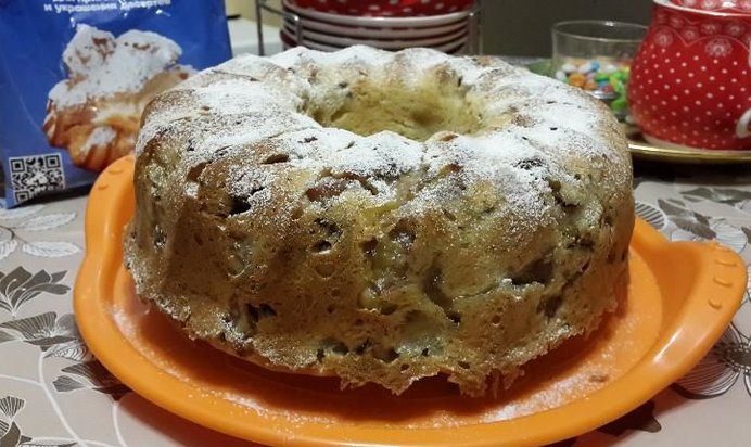 Кекс с кусочками бананов и изюмом в коньяке