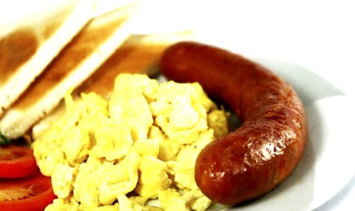 Болтунья на тосте с колбасками