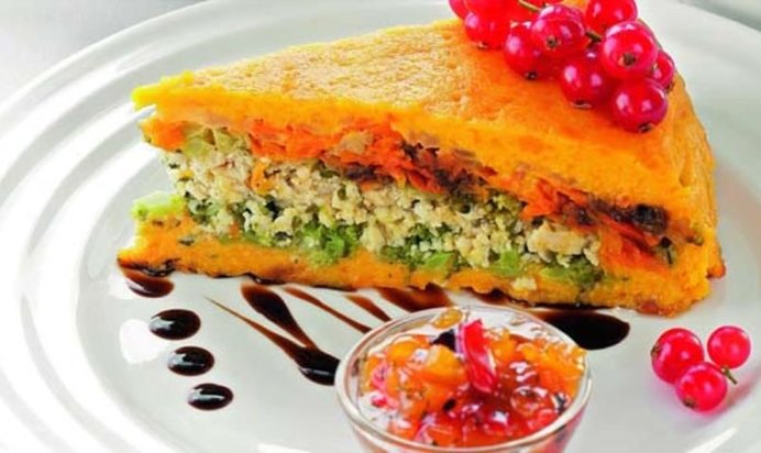 Морковная запеканка с индейкой и соусом из сухофруктов