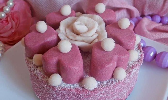 Розовый торт-мороженое из проростков (RAW)
