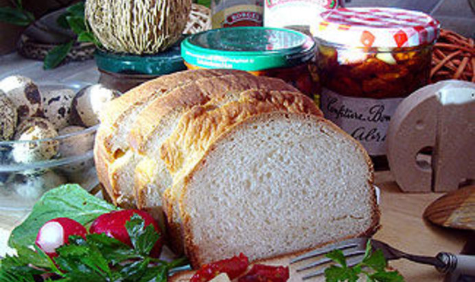 Простой хлеб с оливковым маслом и вяленые томаты