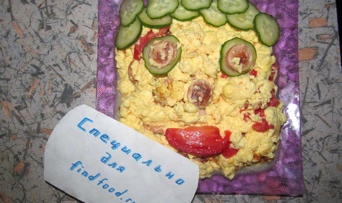 Воздушный омлет с помидорами и сосиской