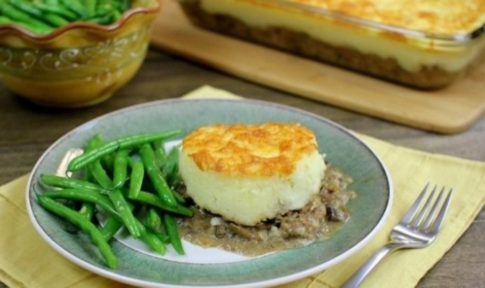 Картофельная запеканка с фаршем и грибами