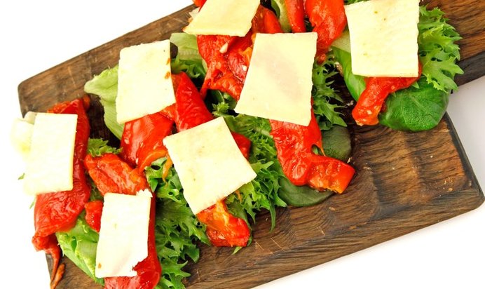 Бутерброд с творожным сыром и печеным перцем