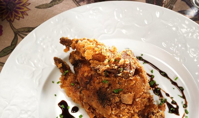 Жареные перепелки с вафлями и кленовым сиропом