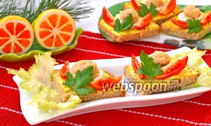 Бутерброды с икрой трески и помидором