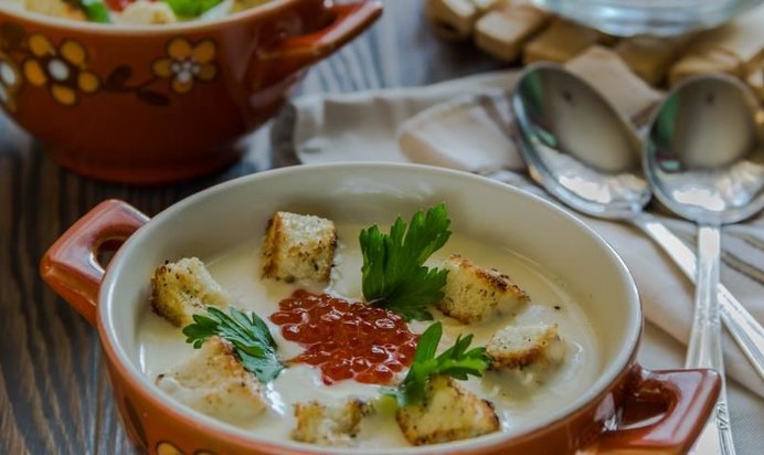 Сырный суп с красной икрой и гренками