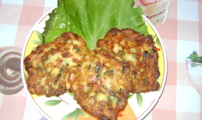 Оладьи с луком и колбасой