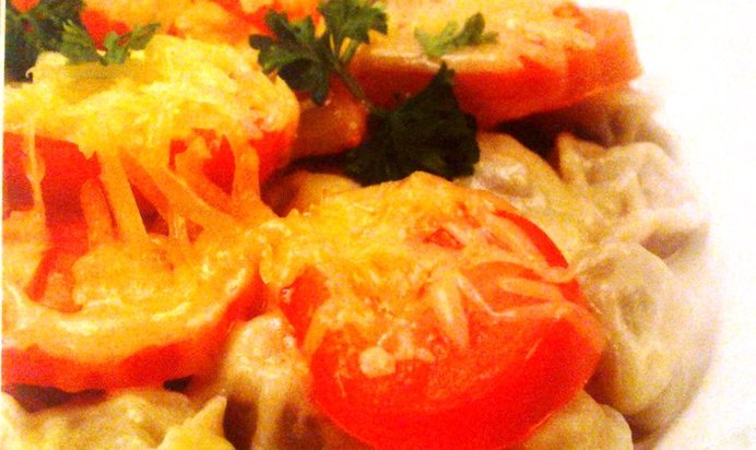 Пельмени с помидорами и сыром