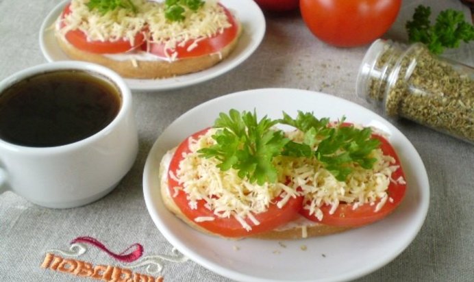 Бутерброды с сыром и помидорами