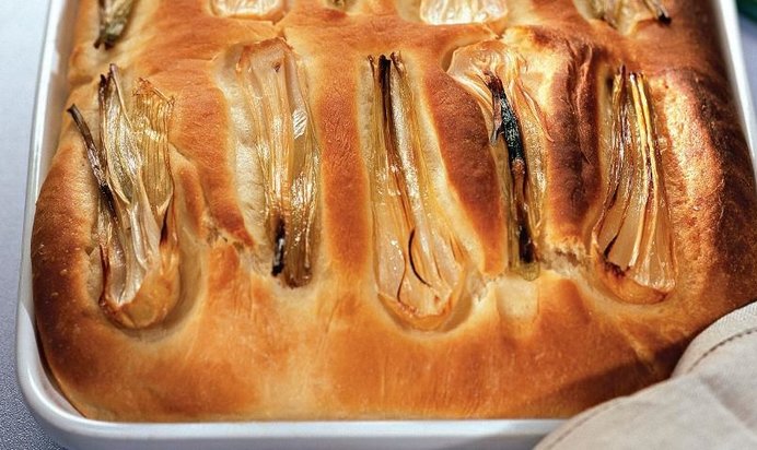 Хлеб с молодым зеленым луком