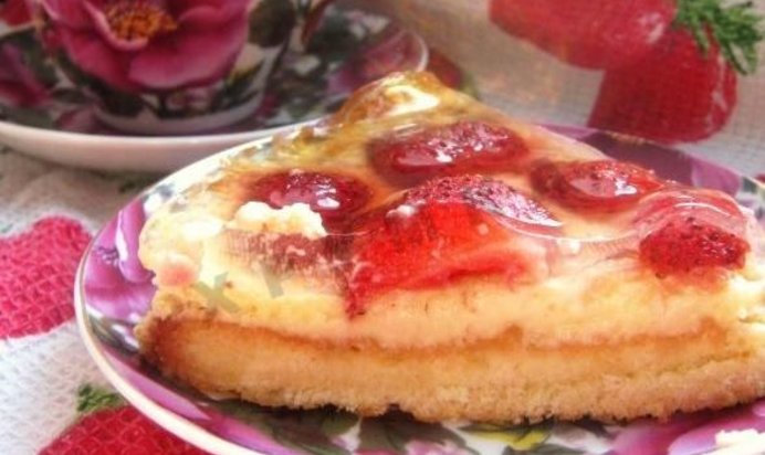 Бисквитный торт с клубникой и сырным кремом