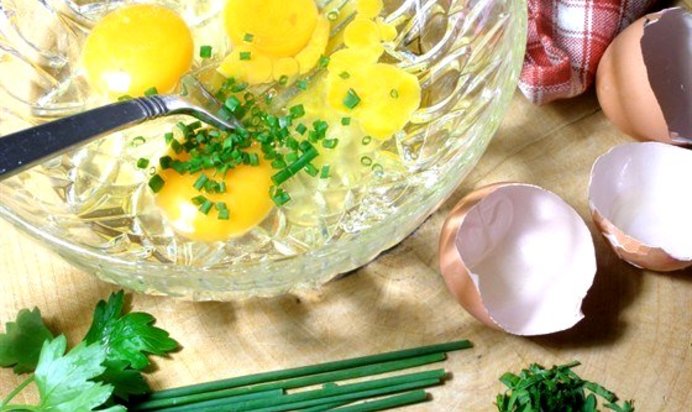 Омлет с зеленым луком и сливочным маслом