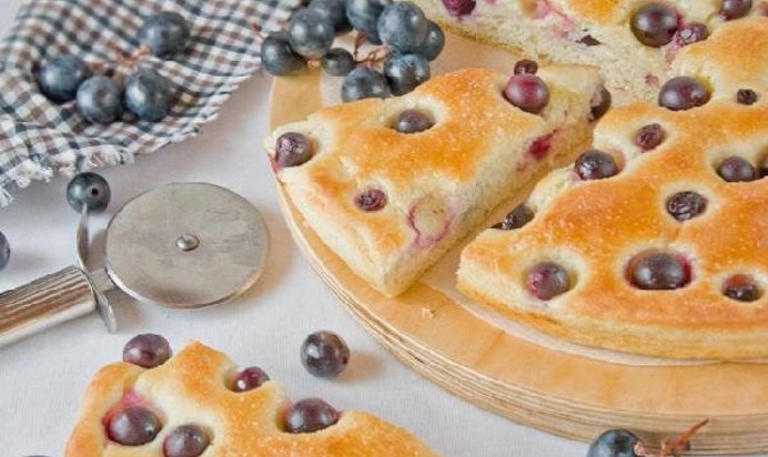 Schiacciata con luva или сладкий итальянский хлеб с виноградом