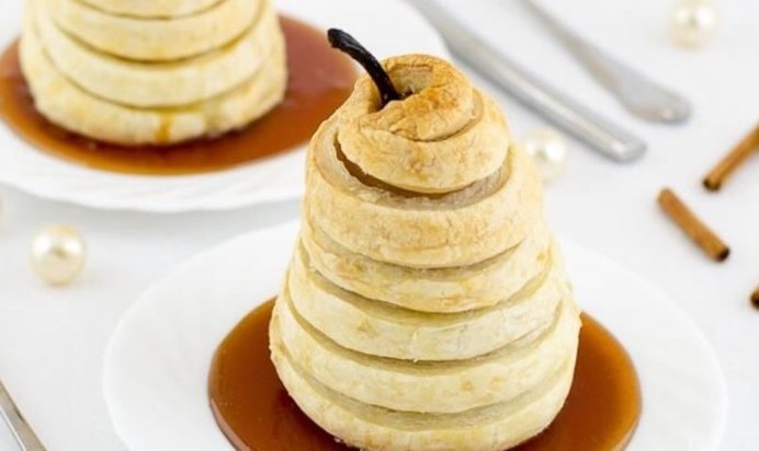 Запечённая груша в слоеном тесте с медовым сиропом