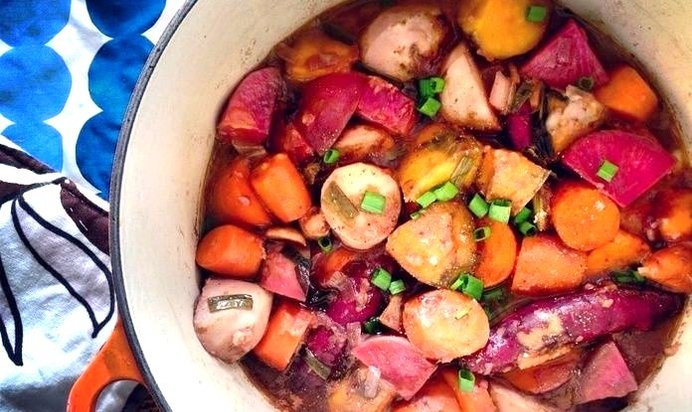 Тушеные овощи с красным вином и мускатным орехом