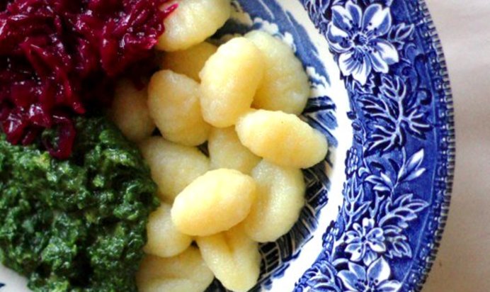 Картофельные клецки с соусом из шпината