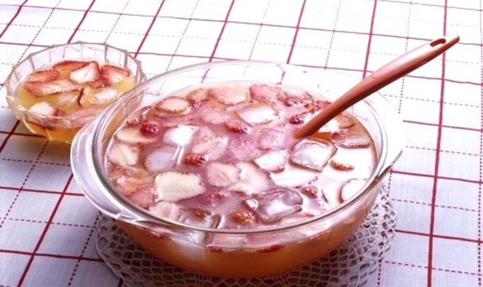 Суп с клубникой и фруктовым вином