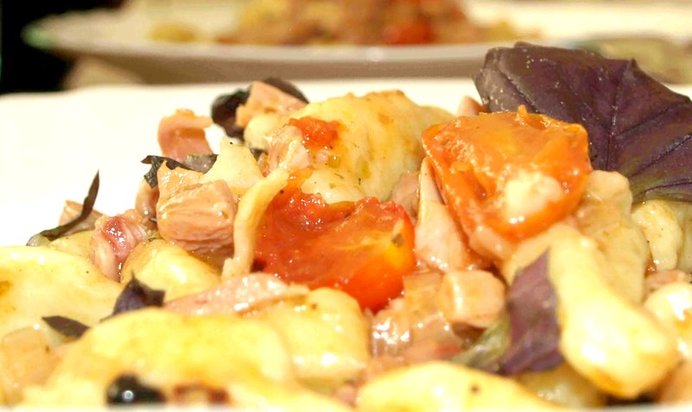 Картофельные ньокки (клецки) с помидорами черри и копченой курицей