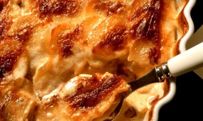 Картофельная запеканка с беконом и луком