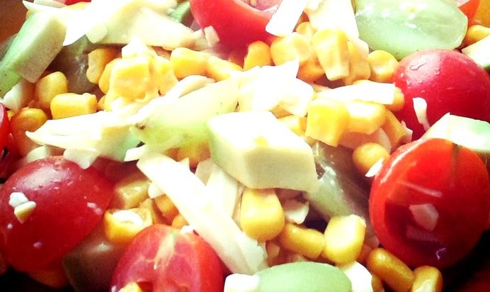 Салат из авокадо с помидорами черри и виноградом