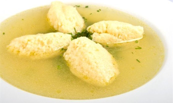 Овощной бульон с манными клецками