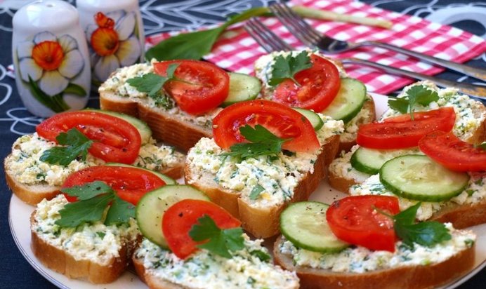 Бутерброды с творогом, яйцом и черемшой