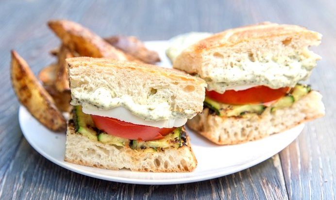 Бутерброды с кабачком и помидором