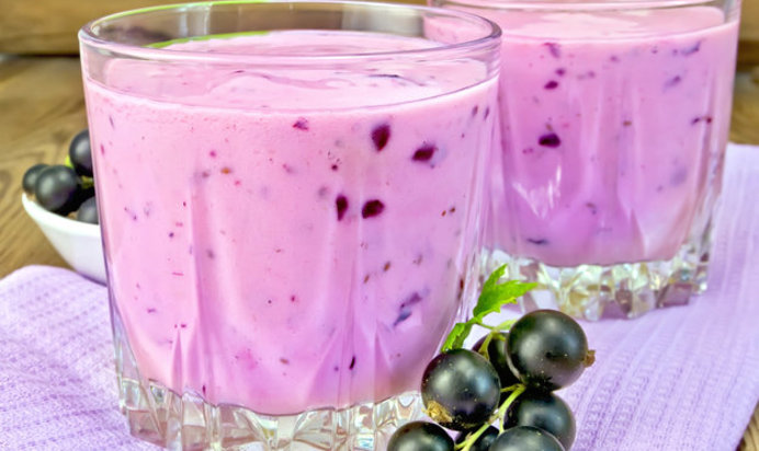 Напиток из черной смородины с белым шоколадом