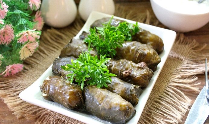 Долма в виноградных листьях