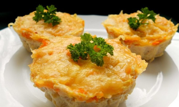 Закусочные кексы из курицы с овощами