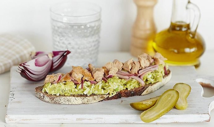 Бутерброды с яйцами, печенью трески и авокадо