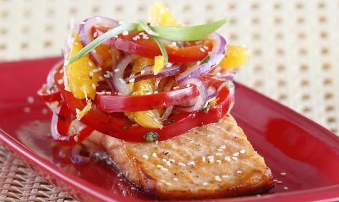 Лосось с салатом из апельсинов