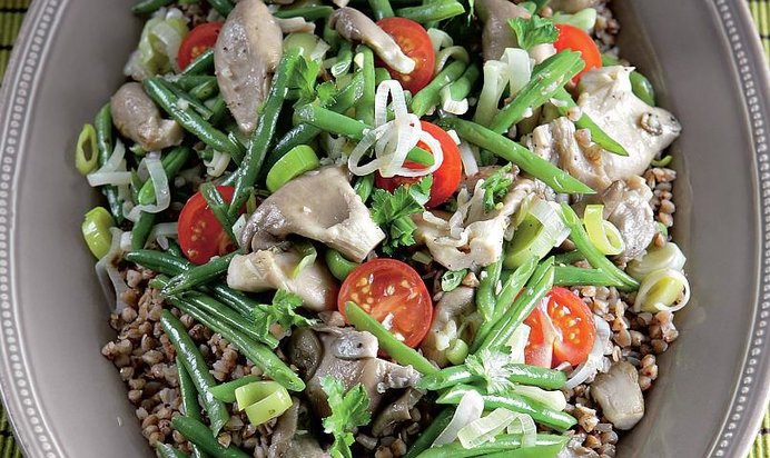 Гречневая каша с овощами и вешенками