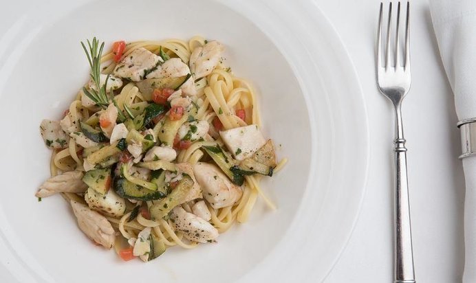 Лингвини с сибасом и цукини под соусом «Белое вино» и конкасе томатов