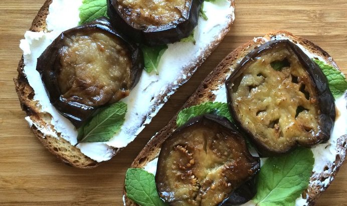 Утренний бутерброд с козьим сыром, мятой и баклажаном