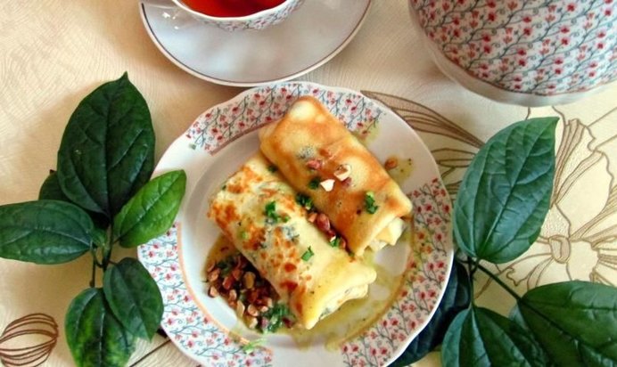 Блинчики с яйцами и зеленым луком с ароматным соусом