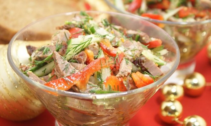 Салат с говядиной, овощами и зеленью