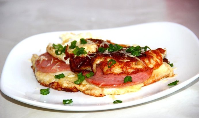 Сырный омлет с колбасой