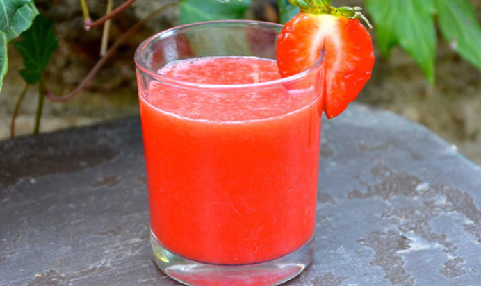 Витаминный сок из ананаса и ягод