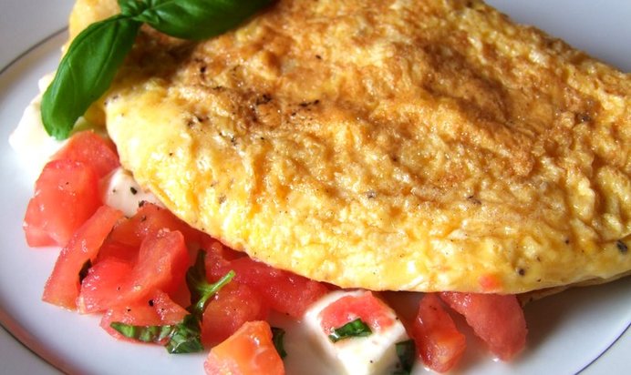 Омлет на сковороде с молоком