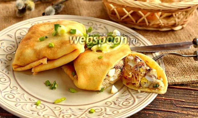 Блины с сардинами в масле, рисом и яйцами