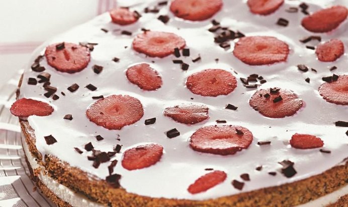 Маковый торт с клубникой